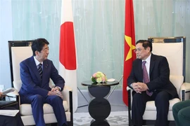Le PM Pham Minh Chinh reçoit des anciens dirigeants japonais