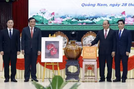 Le président Nguyên Xuân Phuc rencontre d'anciens responsables de Quang Nam