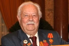 Le Vietnam rend hommage au héros des forces armées Kostas Sarantiris