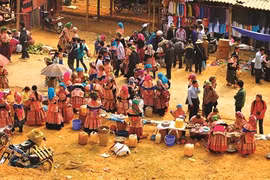 Savoureuse plongée dans le marché coloré de Ta Sin Thàng