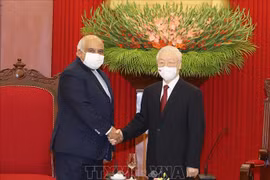 Le secrétaire général Nguyen Phu Trong reçoit l’ambassadeur de Cuba