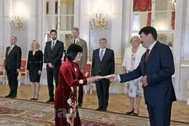 Le président hongrois félicite le Vietnam pour ses réalisations en matière de développement