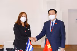 Le président de l’AN Vuong Dinh Hue rencontre la vice-présidente de l’AN du pouvoir populaire cubain