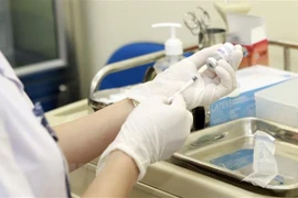 Un décès par anaphylaxie après la vaccination contre le COVID-19