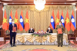 Remise de distinctions honorifiques du Vietnam au ministère de la Sécurité publique du Laos