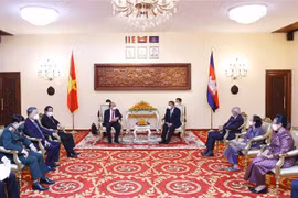 Le président Nguyen Xuan Phuc reçoit des dirigeants cambodgiens