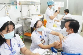 Etude sur la vaccination contre le COVID-19 pour les experts étrangers au Vietnam
