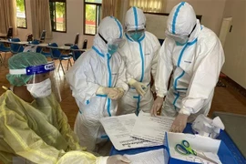 Des experts médicaux militaires vietnamiens aident le Laos à combattre le COVID-19