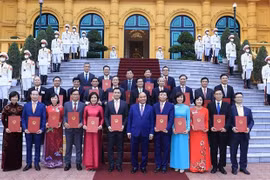 Le président Nguyên Xuân Phuc remet ses décisions de nomination à 26 ambassadeurs