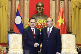 Le président Nguyên Xuân Phuc reçoit le président de l'Assemblée nationale lao