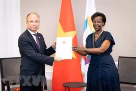 L'ambassadeur du Vietnam Dinh Toan Thang présente sa lettre de créance à l'OIF