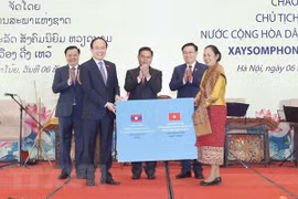 Banquet en l’honneur de la visite officielle du président de l’AN du Laos au Vietnam