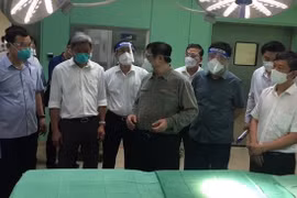 Le PM inspecte les établissements de traitement des patients de COVID-19 à Binh Duong