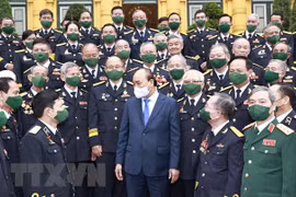 Le président Nguyen Xuan Phuc rencontre des anciens combattants de la piste maritime Ho Chi Minh