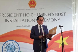 Cérémonie de pose d'un buste du Président Ho Chi Minh à New Delhi