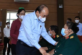 Le président se rend visite à des soldats blessés de Ha Nam