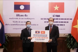 Le Vietnam offre 2,5 millions de dollars et des fournitures médicales au Laos