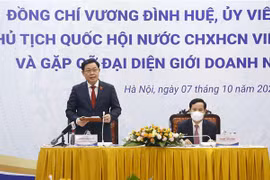 Le président de l’AN Vuong Dinh Hue rencontre des hommes d'affaires vietnamiens