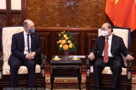 Le président Nguyen Xuan Phuc reçoit des ambassadeurs étrangers