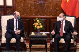 Le président Nguyen Xuan Phuc reçoit des ambassadeurs étrangers