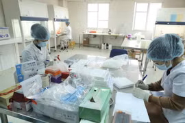 Hai Duong : prise d’échantillons pour les tests chez les travailleurs de Cam Giang