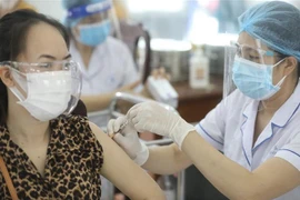 COVID-19 : Accélération des tests et de la vaccination à Hanoï et Ho Chi Minh-Ville