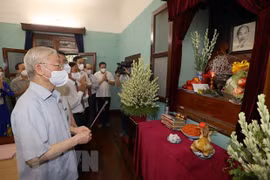 Le SG du Parti Nguyen Phu Trong rend hommage au Président Ho Chi Minh