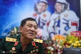 Le premier cosmonaute vietnamien inspire les étudiants du spatial 