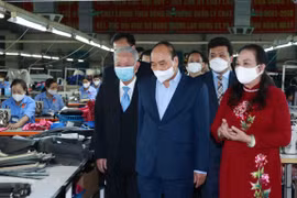 Le chef de l’Etat visite deux entreprises gérées par des personnes âgées