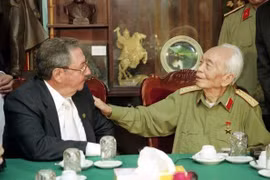 Exposition de photos et de documents historiques sur le général Vo Nguyen Giap en Algérie