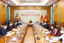 Des responsables vietnamiens et lao s'entretiennent en ligne