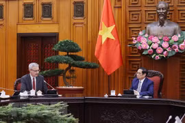 Le PM Pham Minh Chinh reçoit l’ambassadeur de France au Vietnam Nicolas Warnery