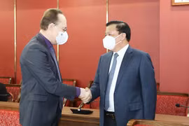 Le secrétaire du Comité municipal du Parti de Hanoï reçoit l’ambassadeur de Russie