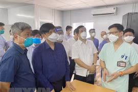Le ministre de la Santé inspecte les unités de soins intensifs de Hô Chi Minh-Ville