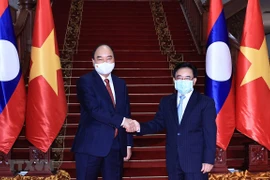 Le président Nguyen Xuan Phuc rencontre des personnalités du Laos