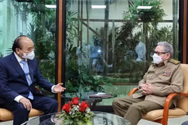 Le président Nguyen Xuan Phuc rencontre le général d’armée Raul Castro Ruz