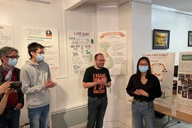 Les dessins graphiques sur l’agent orange au Vietnam exposés en France