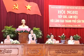 La présidente de l’AN Nguyen Thi Kim Ngan travaille avec les dirigeants de Can Tho