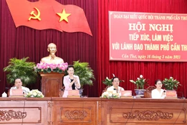 La présidente de l’AN Nguyen Thi Kim Ngan travaille avec les dirigeants de Can Tho