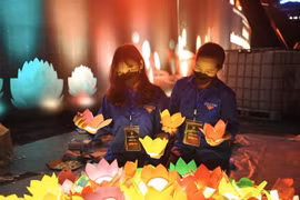 Cérémonie commémorative solennelle pour les victimes mortelles du COVID-19 au Vietnam