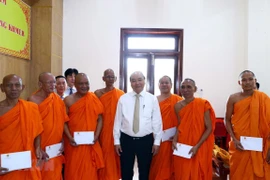 Le PM visite l'Académie du Bouddhisme Theravada Khmer