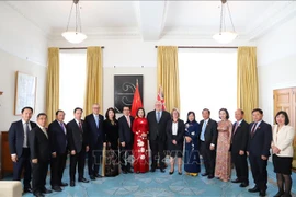 La vice-présidente de l'Assemblée nationale Nguyen Thi Thanh s’est entretenue avec Gerry Brownlee, président de la Chambre des représentants de la Nouvelle-Zélande et Mme Babara Kuriger, son adjoint. Photo : VNA