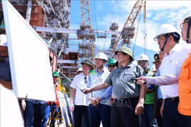 Le Premier ministre sur le chanteir de la centrale thermique de Quang Trach I. Photo : VNA