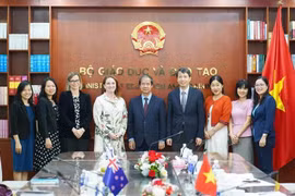 Le ministre vietnamien de l'Éducation et de la Formation, Nguyen Kim Son, l'ambassadrice de Nouvelle-Zélande au Vietnam Caroline Beresford et d'autres prennent la photo lors de la séance de travail. Photo : VNA