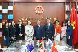 Le ministre vietnamien de l'Éducation et de la Formation, Nguyen Kim Son, l'ambassadrice de Nouvelle-Zélande au Vietnam Caroline Beresford et d'autres prennent la photo lors de la séance de travail. Photo : VNA