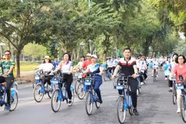 Des participants à la “Balade de l’amitié à vélo pour un Hanoï vert”. Photo : VNA