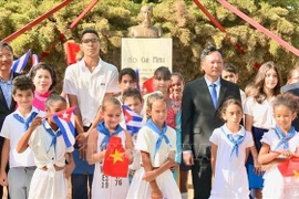 Le président de l'ICAP, le vice-président de la Cour populaire suprême du Vietnam, Nguyên Van Tiên, en visite officielle à Cuba, Lê Quang Long, ambassadeur du Vietnam à Cuba, ainsi que des représentants de Cubains et de la communauté vietnamienne à Cuba prennent la photo. Photo : VNA
