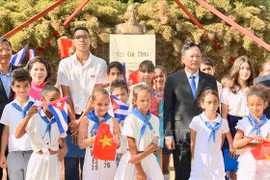 Le président de l'ICAP, le vice-président de la Cour populaire suprême du Vietnam, Nguyên Van Tiên, en visite officielle à Cuba, Lê Quang Long, ambassadeur du Vietnam à Cuba, ainsi que des représentants de Cubains et de la communauté vietnamienne à Cuba prennent la photo. Photo : VNA