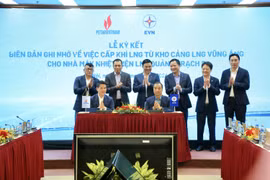 Pham Van Phong, directeur général de PV GAS et Ngo Son Hai, directeur général adjoint d'EVN ont signé le protocole d'accord. Photo : petrovietnam.petrotimes.vn