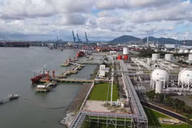Le terminal de stockage et de port de gaz naturel liquéfié (GNL) de Thi Vai (chef-lieu de Phu My) qui vient de commencer à fonctionner est considéré comme un moteur de développement économique pour la province de Bà Ria-Vung Tàu. Photo : VNA/CVN